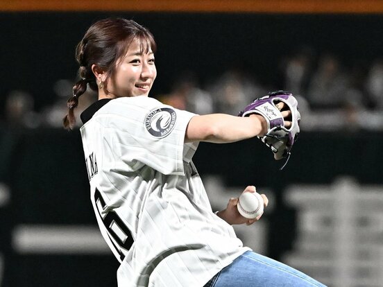 始球式を行った今村聖奈。背番号はジュウリョクピエロのオークス馬番「16」