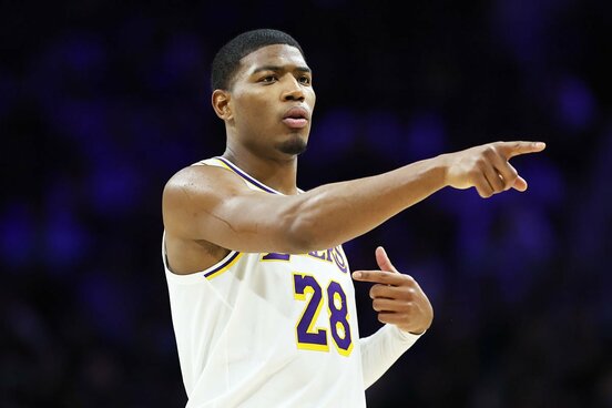 酷評されてしまったレイカーズ・八村塁(ロイター)