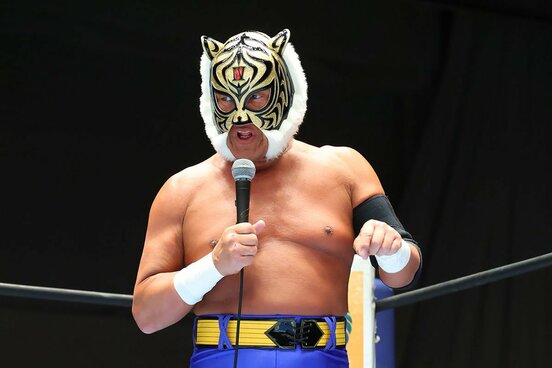 引退試合の日程を発表するタイガーマスク