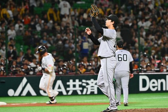 ５回、リチャード（左）にソロ本塁打を打たれた山崎伊織