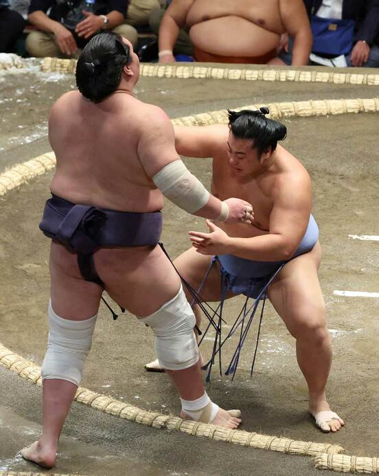  照ノ富士（手前）を寄り切って初金星を挙げた翔猿（東スポWeb）