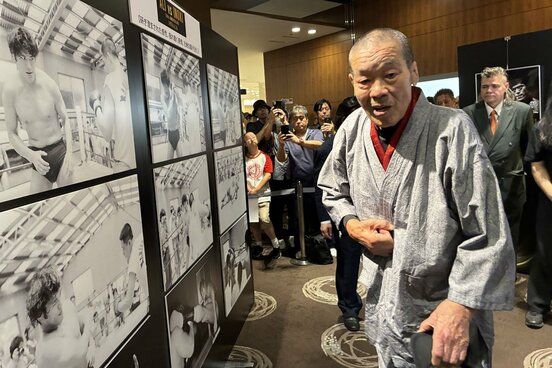 「猪木vsアリ展」で展示された当時の写真を見入る藤原喜明