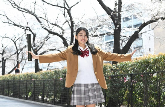 桜が咲く中、ポーズを決める虹咲カリナ