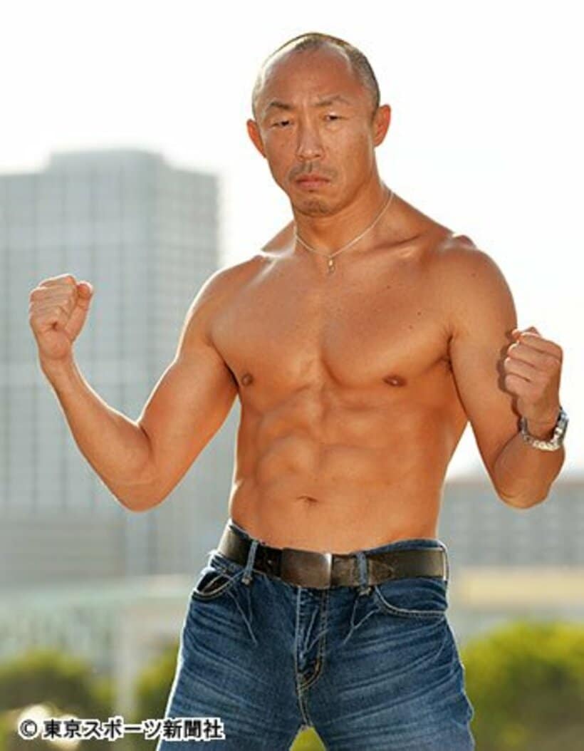 “超合金”ボディを披露した武田