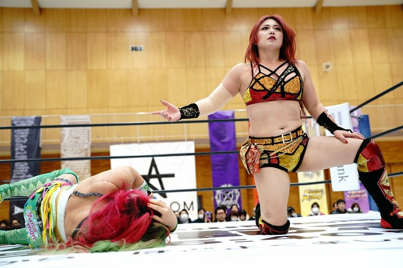 水森（左）に快勝を収めた舞華（C）ＳＴＡＲＤＯＭ