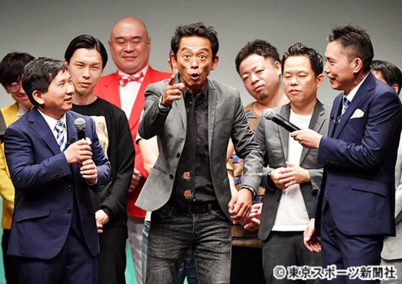  タイタンライブに出演したぜんじろう（中央）