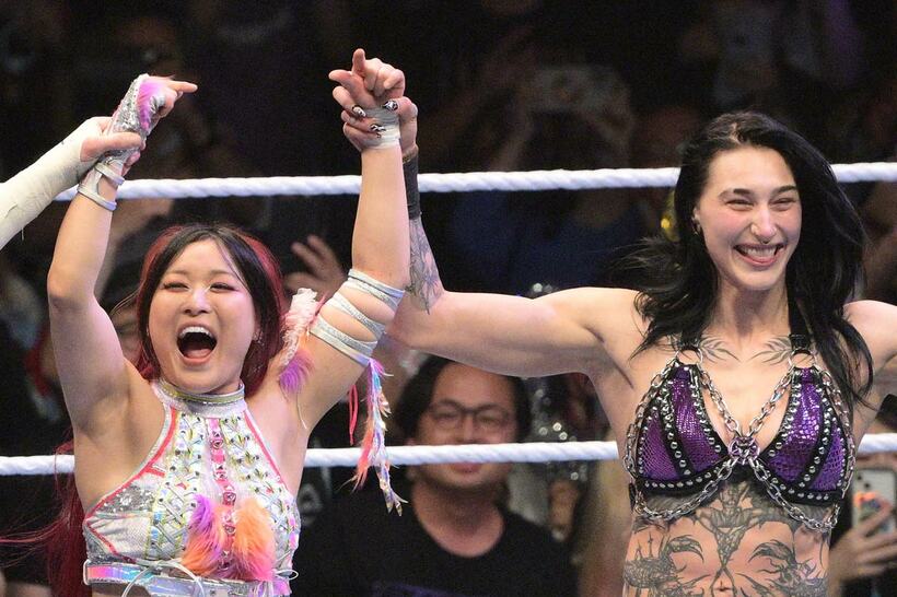 イヨ・スカイ（左）とリア・リプリー