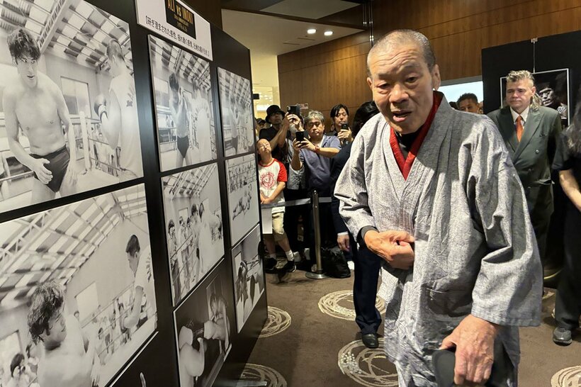 「猪木vsアリ展」で展示された当時の写真を見入る藤原喜明