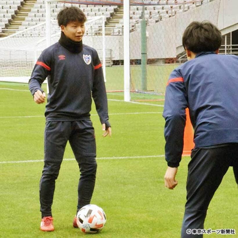  安部（左）がスタジアムで調整