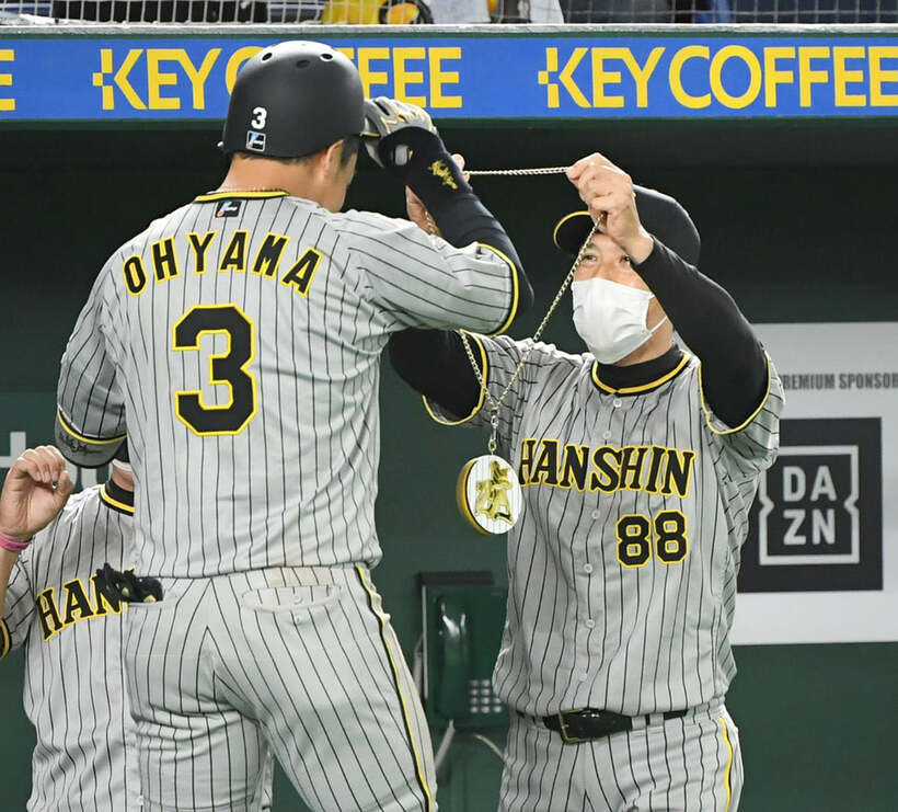  ８回に本塁打を放った大山(左)に「虎メダル」を渡す阪神・矢野監督（東スポWeb）