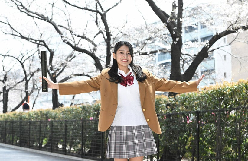 桜が咲く中、ポーズを決める虹咲カリナ