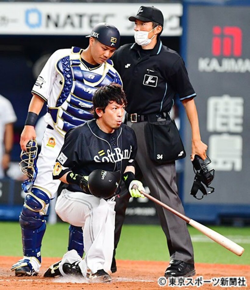  ８回、頭部に死球を受けた松田
