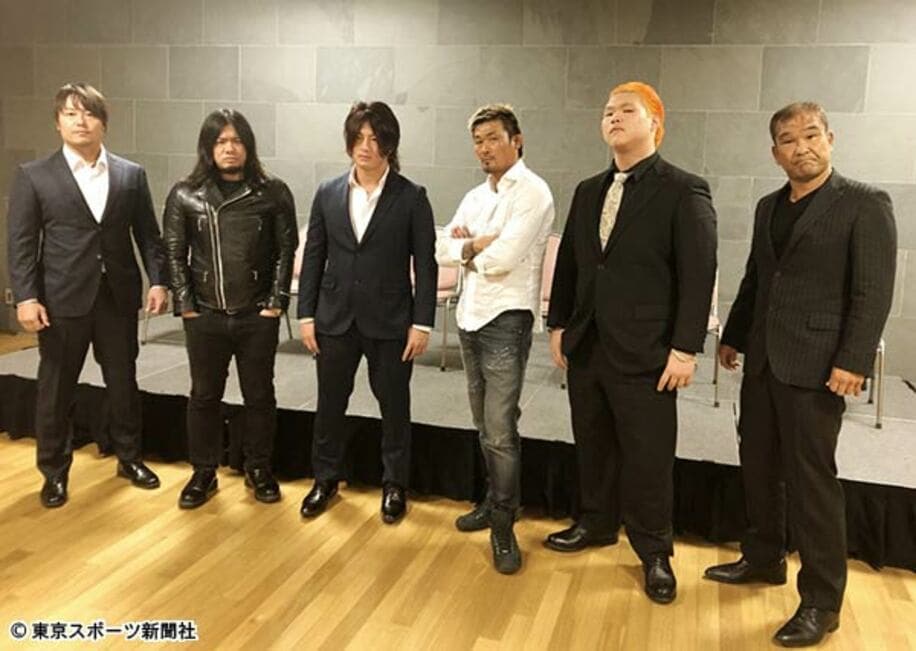  田中（右端）はＢブロックメンバーと写真撮影