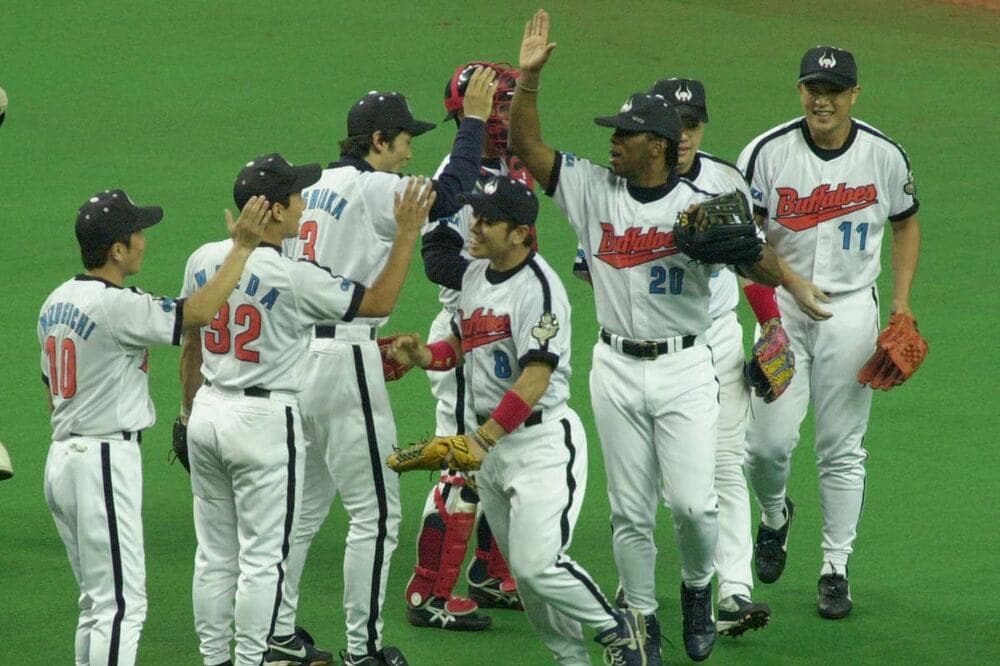 日本シリーズ第２戦を制して喜ぶ近鉄ナイン（２００１年１０月）