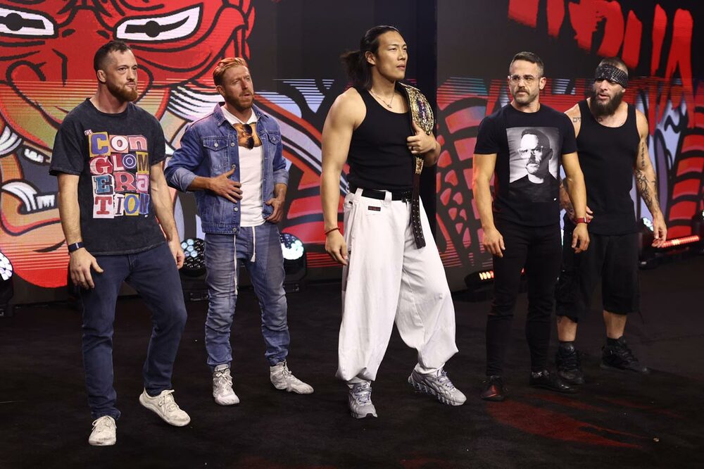 (左から)カイル・オライリー、オレンジ・キャシディ、竹下幸之介、ロデリック・ストロング、マーク・ブリスコ(©All Elite Wrestling)