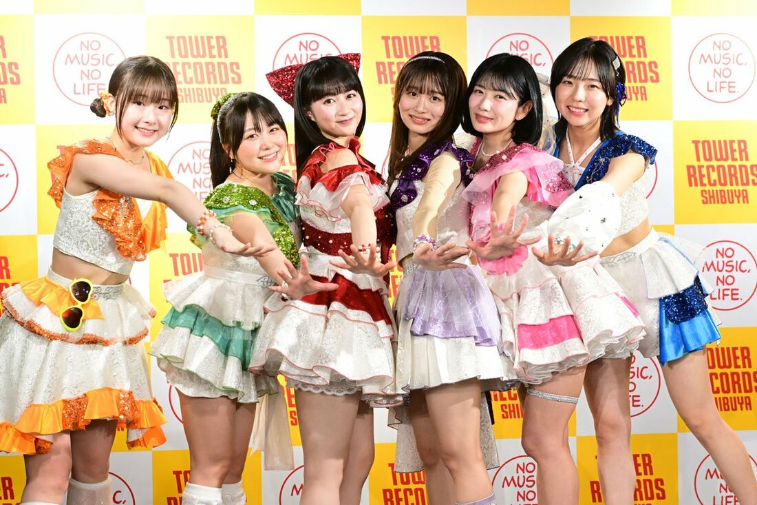 左から新倉愛海、島崎友莉亜、兵頭美波、藤永みれい、高萩千夏、鍛治島彩