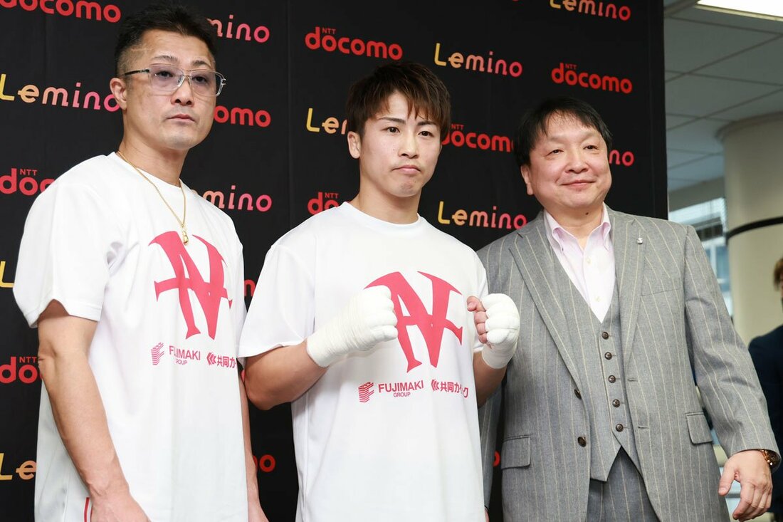 尚弥(中)のトレーナーを務める父・真吾氏(左)