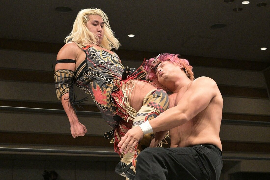 KANON(右)に強烈なヒザを入れる納谷幸男