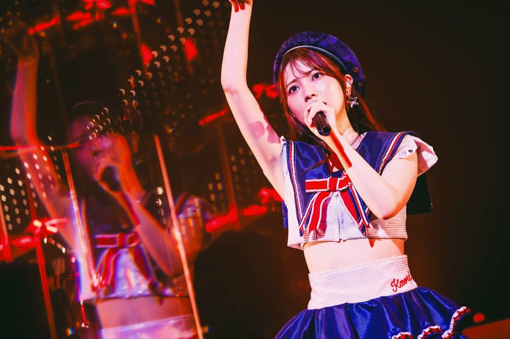 セーラー服風の衣装で歌う石原夏織
