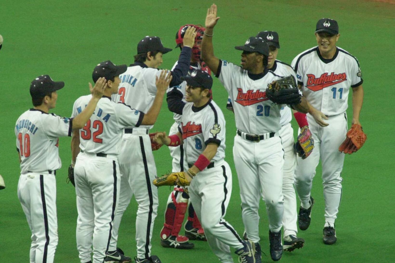 日本シリーズ第２戦を制して喜ぶ近鉄ナイン（２００１年１０月）