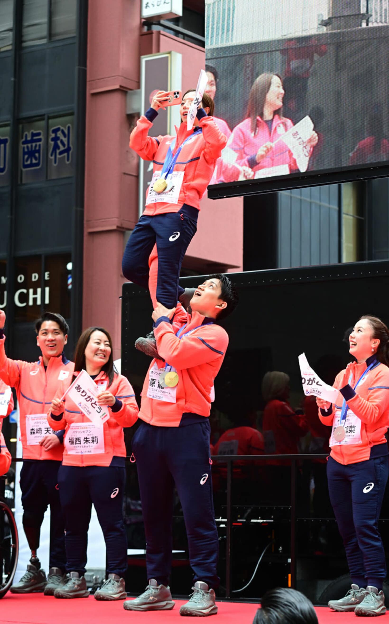 パレード中にリフトも披露した三浦璃来(上)と木原龍一