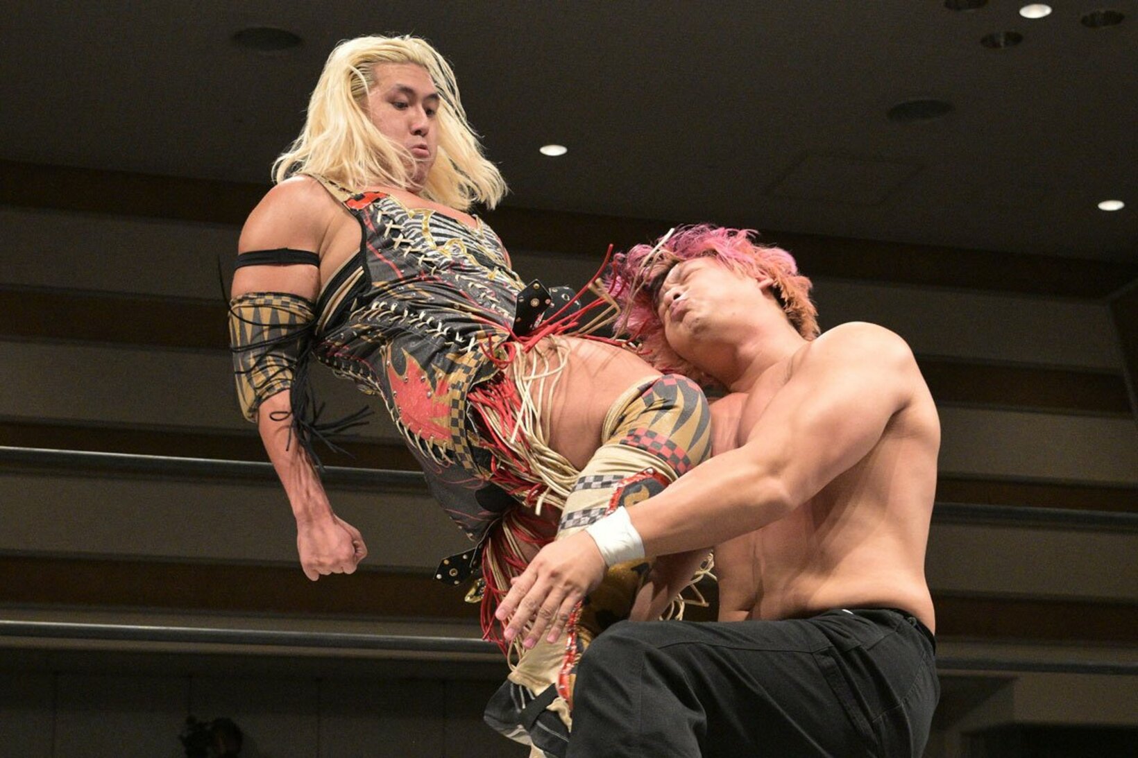 KANON(右)に強烈なヒザを入れる納谷幸男