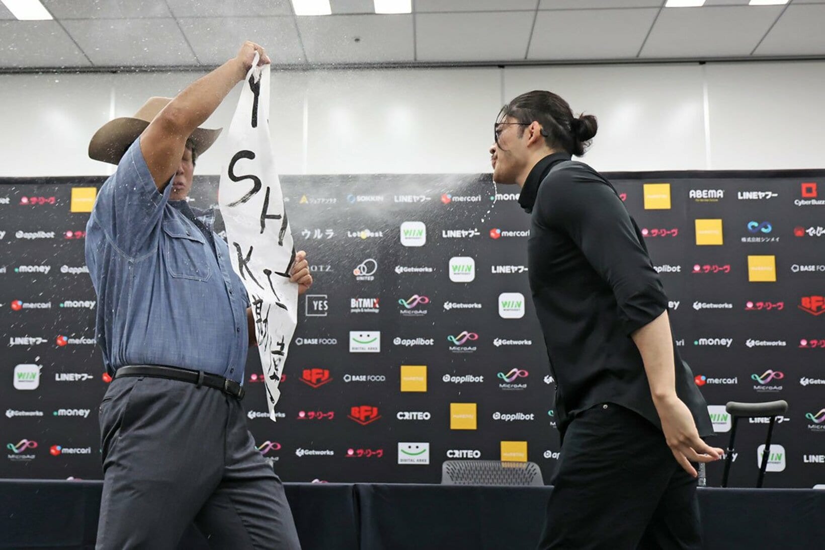 ＯＺＡＷＡのミスト攻撃を和紙で防ぐ稲村