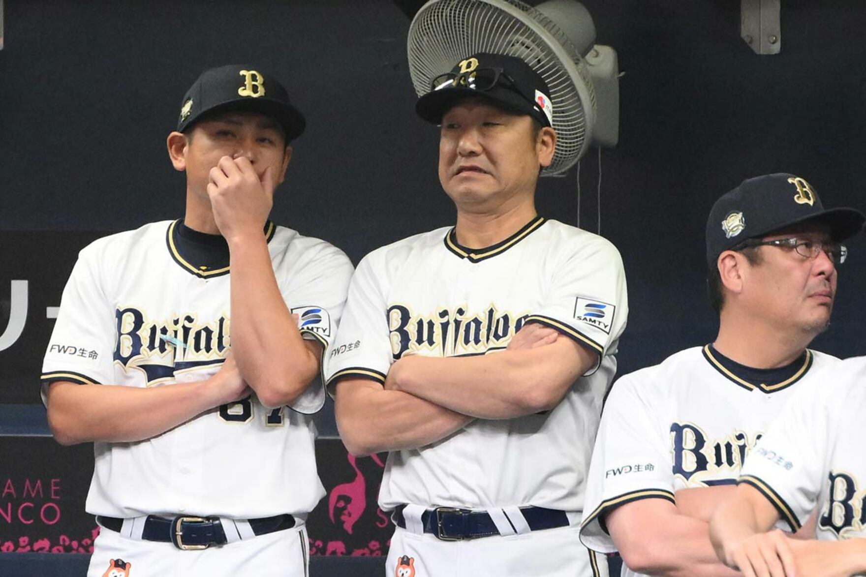 渋い表情の中嶋監督（中央）