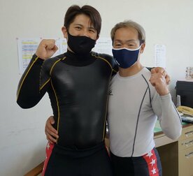  林巨人(右)は皿屋豊と組んでラストランに臨む