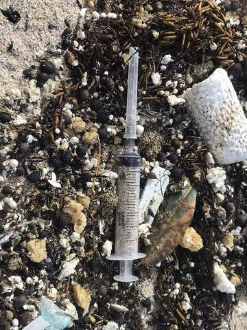  島根県松江市の海岸に漂着した注射器(提供写真）
