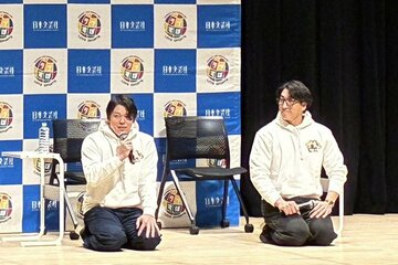 新年のあいさつをする高梨（左）と大勢