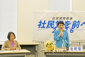 党首に選ばれた福島瑞穂氏（右）と対立候補の大椿裕子氏