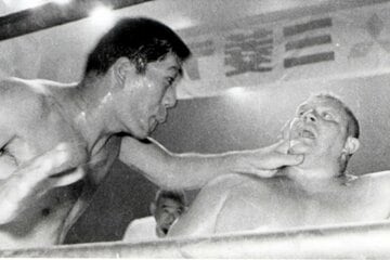 ブルーザーのノド元に水平チョップを放つ馬場