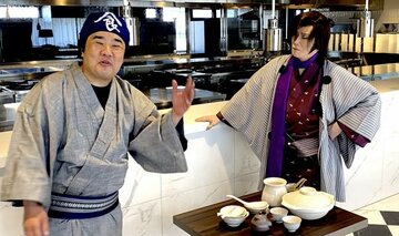  堤下（左）のユーチューブに出演した京本