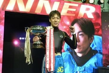 トロフィーを手にした岩瀬裕亮