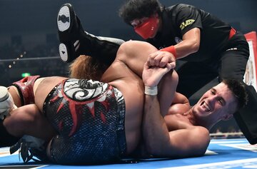  ザック(右)の関節地獄にハマった内藤