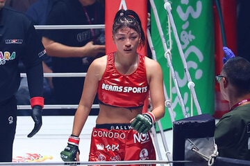 目が腫れあがりドクターのチェックを受けるRENA