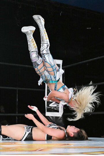 ビクトリア・サンセットで勝負を決めたビクトリア弓月（写真上）