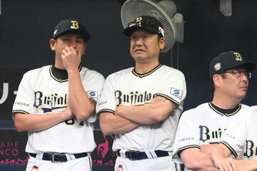 渋い表情の中嶋監督（中央）