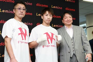 尚弥(中)のトレーナーを務める父・真吾氏(左)