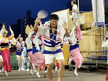  ３年ぶりに通常開催された徳島の阿波踊りに、武田氏が登場