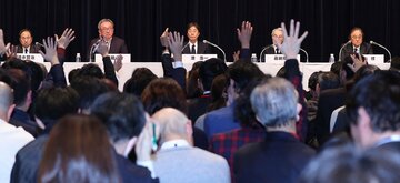 会見に出席した(左から)フジテレビ新社長・清水氏、遠藤副会長、港前社長、嘉納会長、メディアＨＤ金光社長