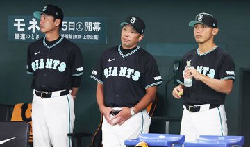 【写真】サヨナラ決着の直前までは「鉄仮面」を貫いていた巨人・阿部監督(中)