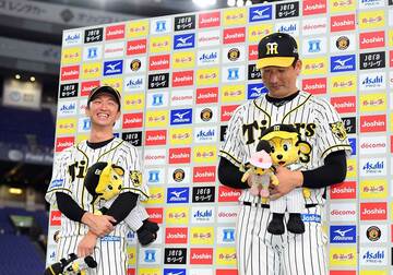  ダンマリを決め込む岩崎（右）。近本は大笑いだ（代表撮影）