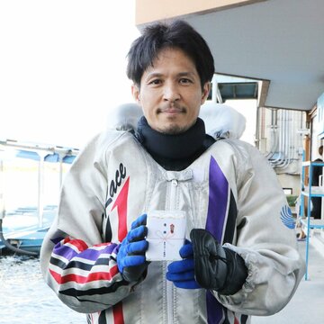 副賞を手に、充実した表情の須藤博倫