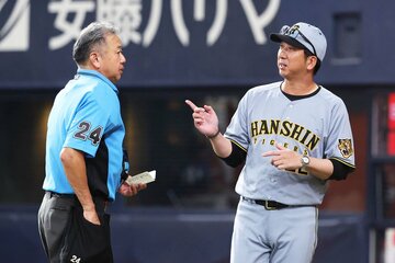 継投で連敗ストップに成功した阪神・藤川監督(右)