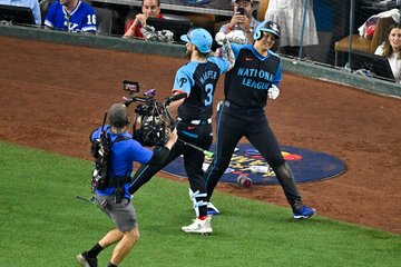 ハーパー(左)とハイタッチをする大谷翔平(ロイター)