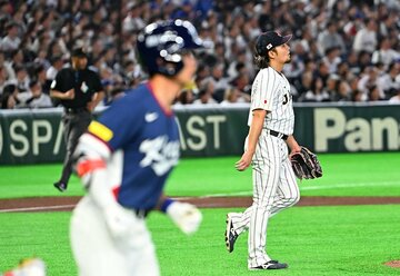 韓国のキム・ヘソン(手前)に手痛い一発を浴びた侍ジャパン・伊藤大海