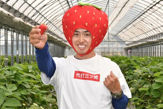 「代打三ツ間」Tシャツを着て投球ポーズをとる三ツ間卓也