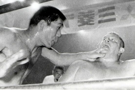 ブルーザーのノド元に水平チョップを放つ馬場